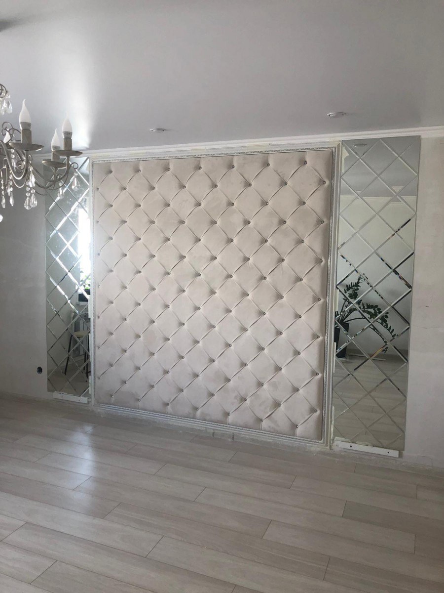 Зал с зеркальным панно