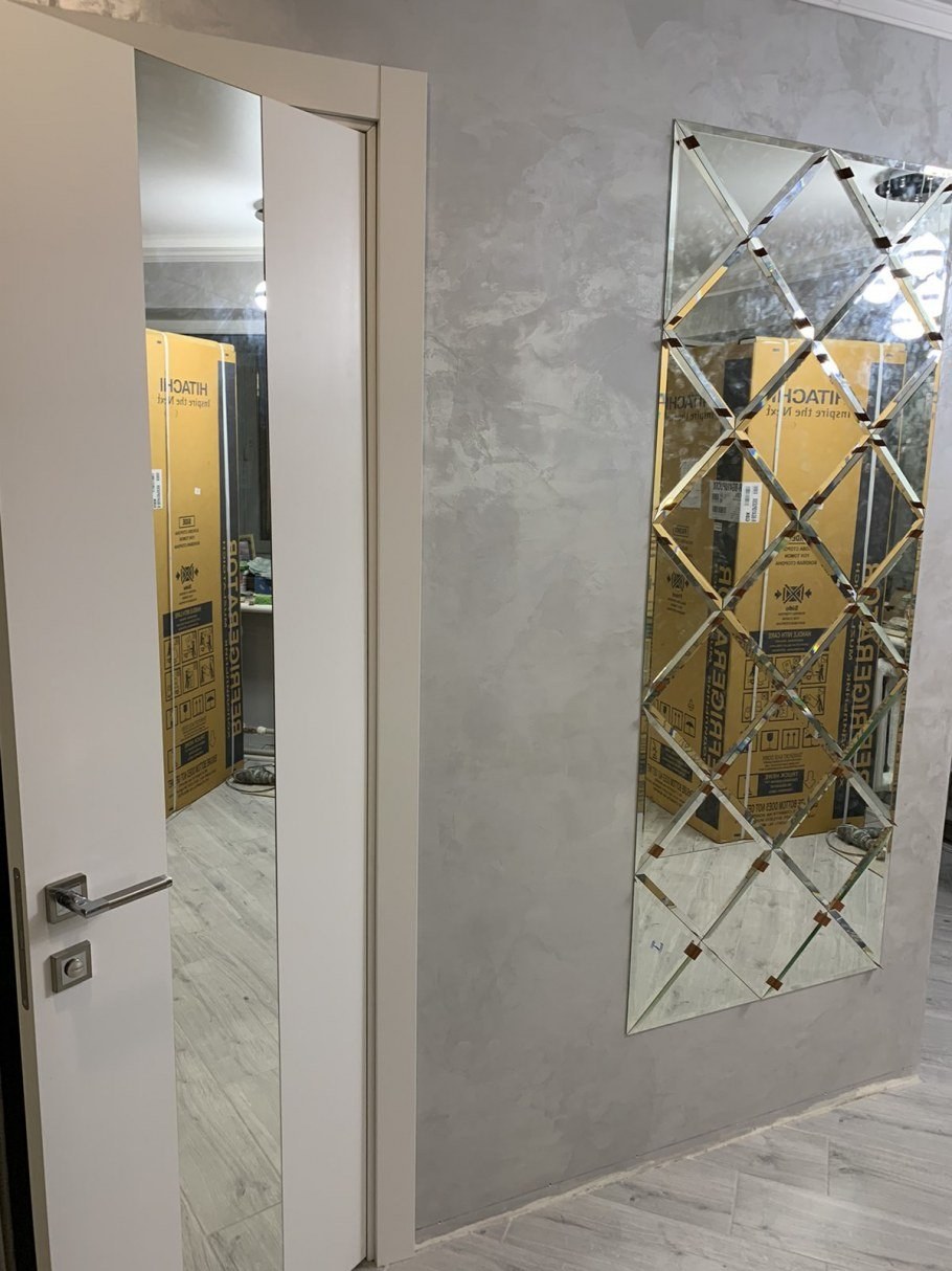 Зеркальная плитка в коридоре