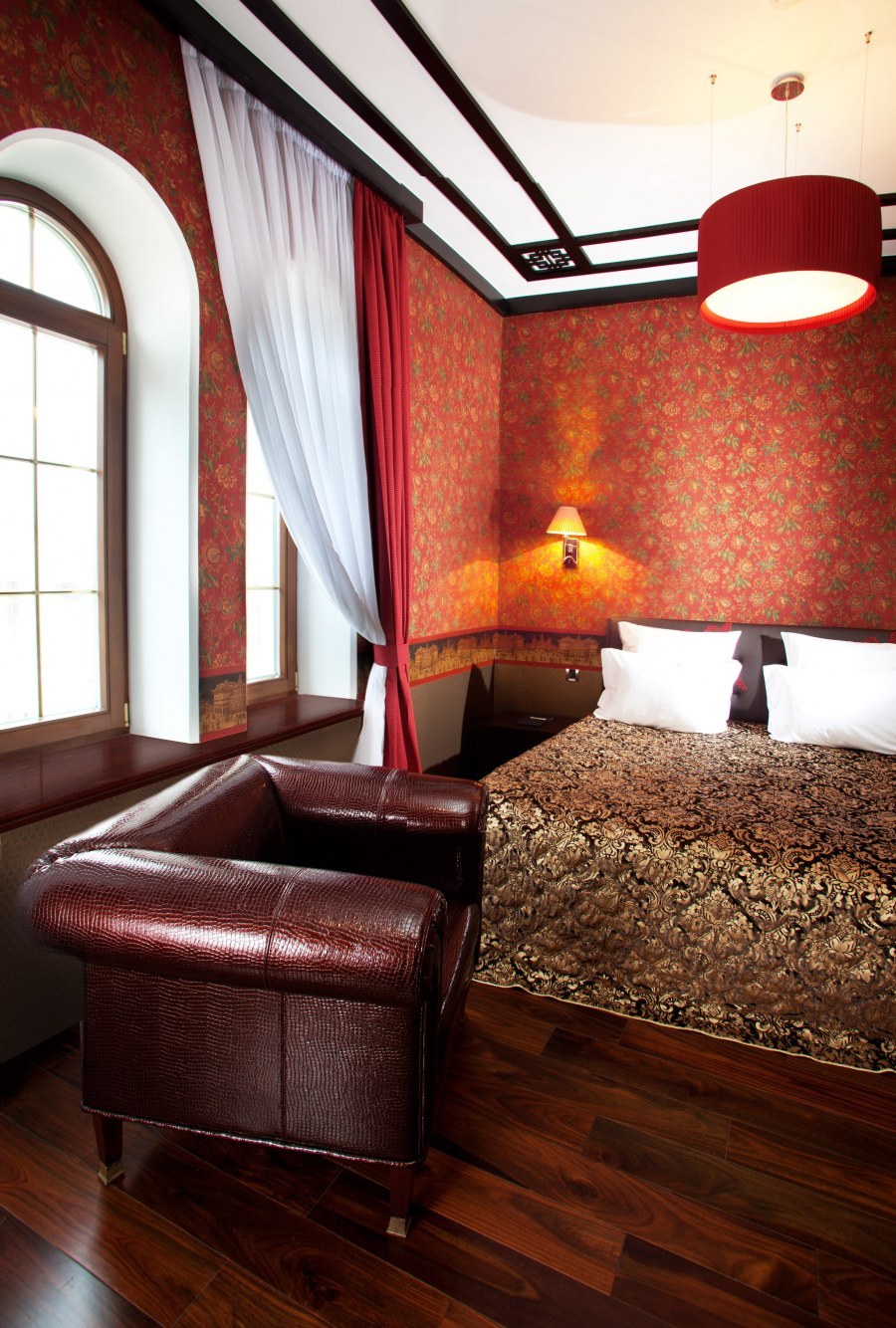 Махагон в интерьере сочетание