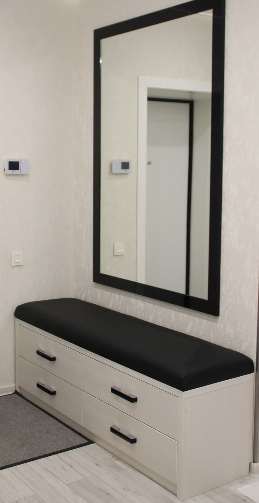 Прихожая с большим зеркалом и банкеткой