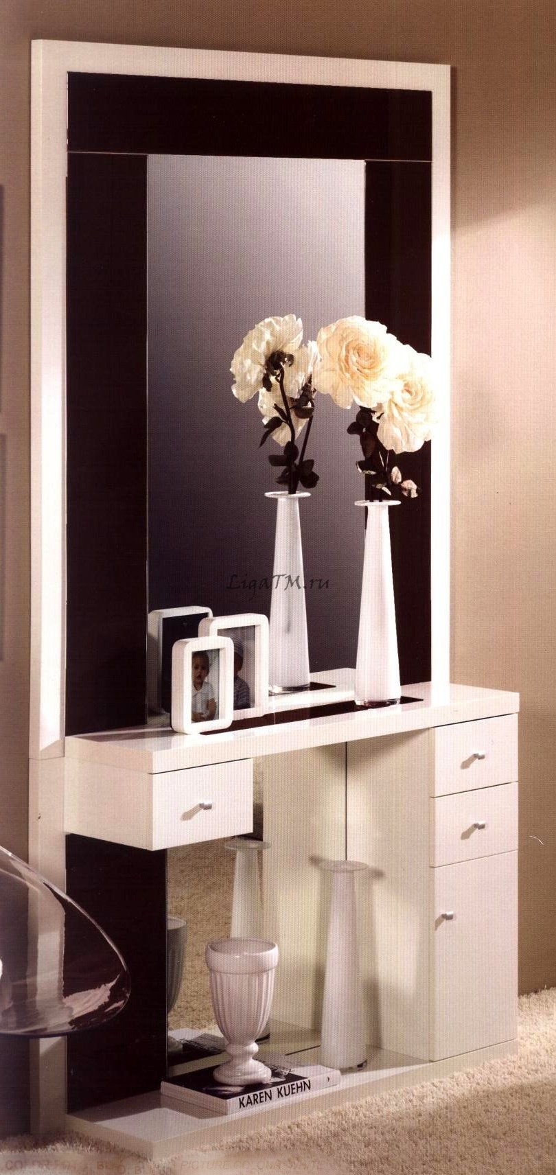 Тумба с зеркалом в прихожую