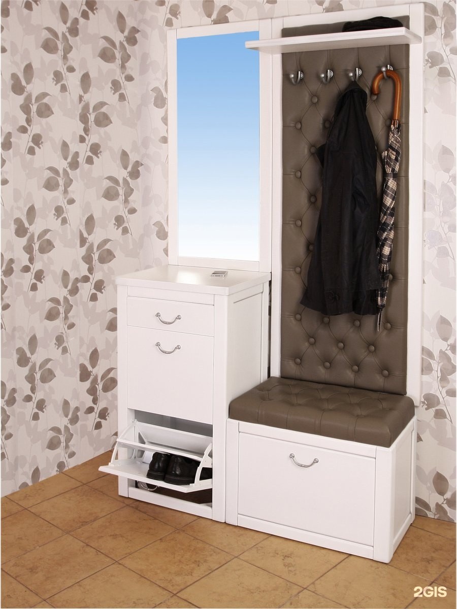 Прихожая с зеркалом и обувницей и вешалкой