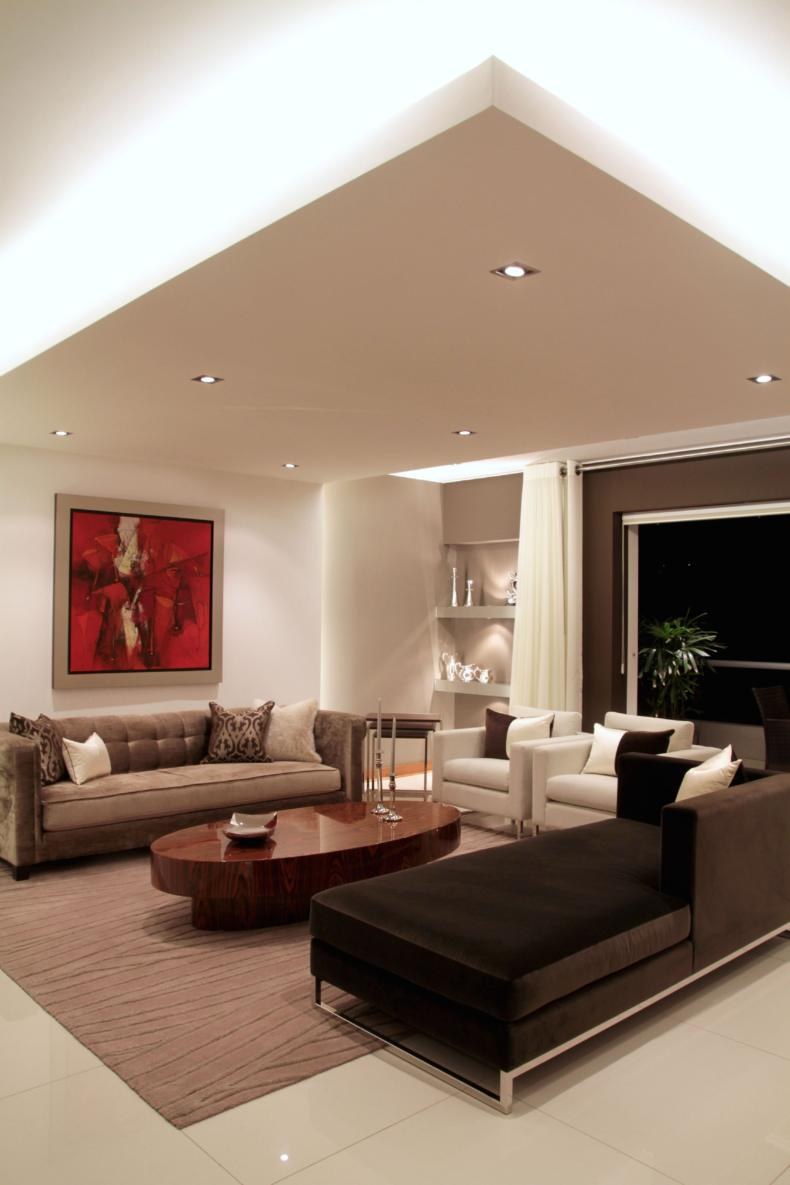 Стильный потолок в гостиной