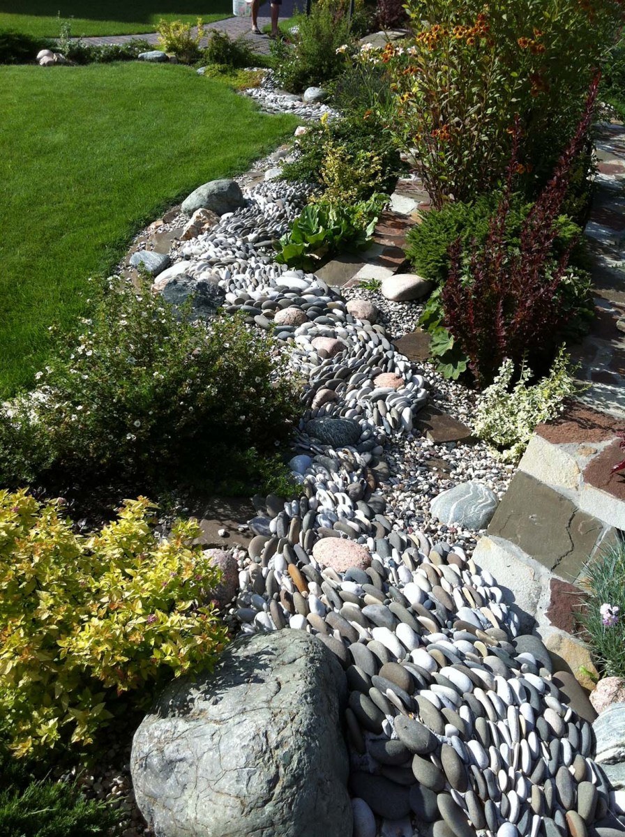 Сухой ручей в ландшафте