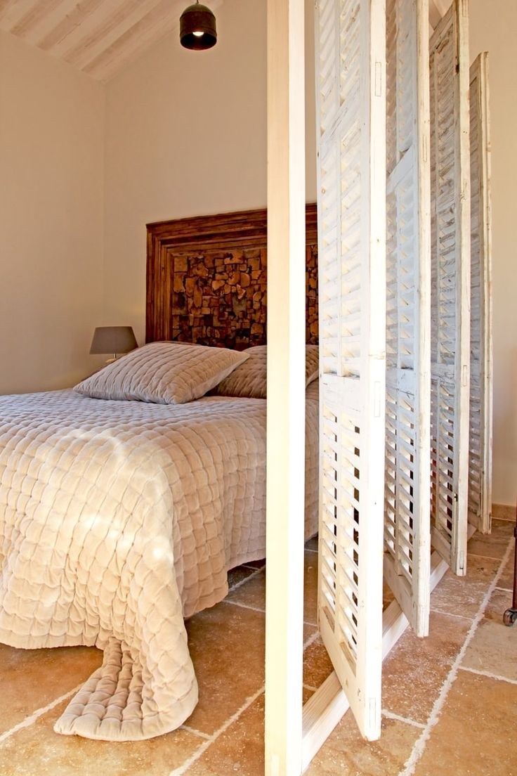 Спальня с перегородкой декоративной