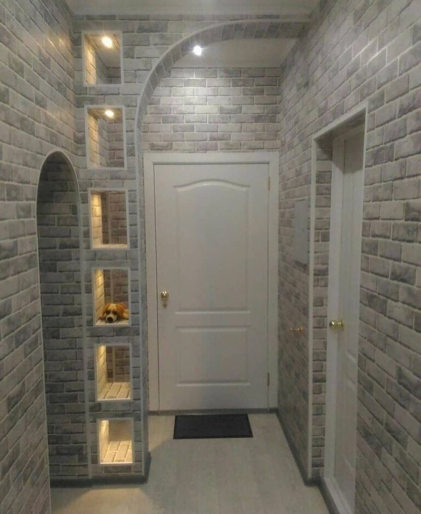 Декоративный кирпич в прихожей