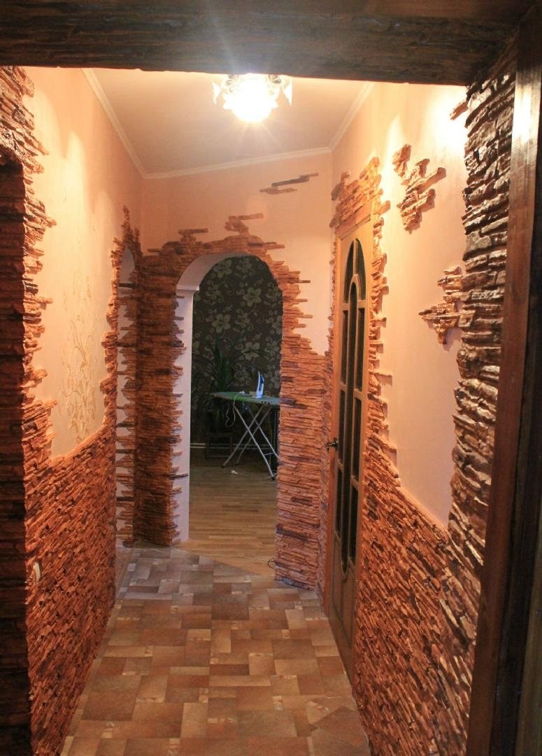 Отделка прихожей декоративным камнем