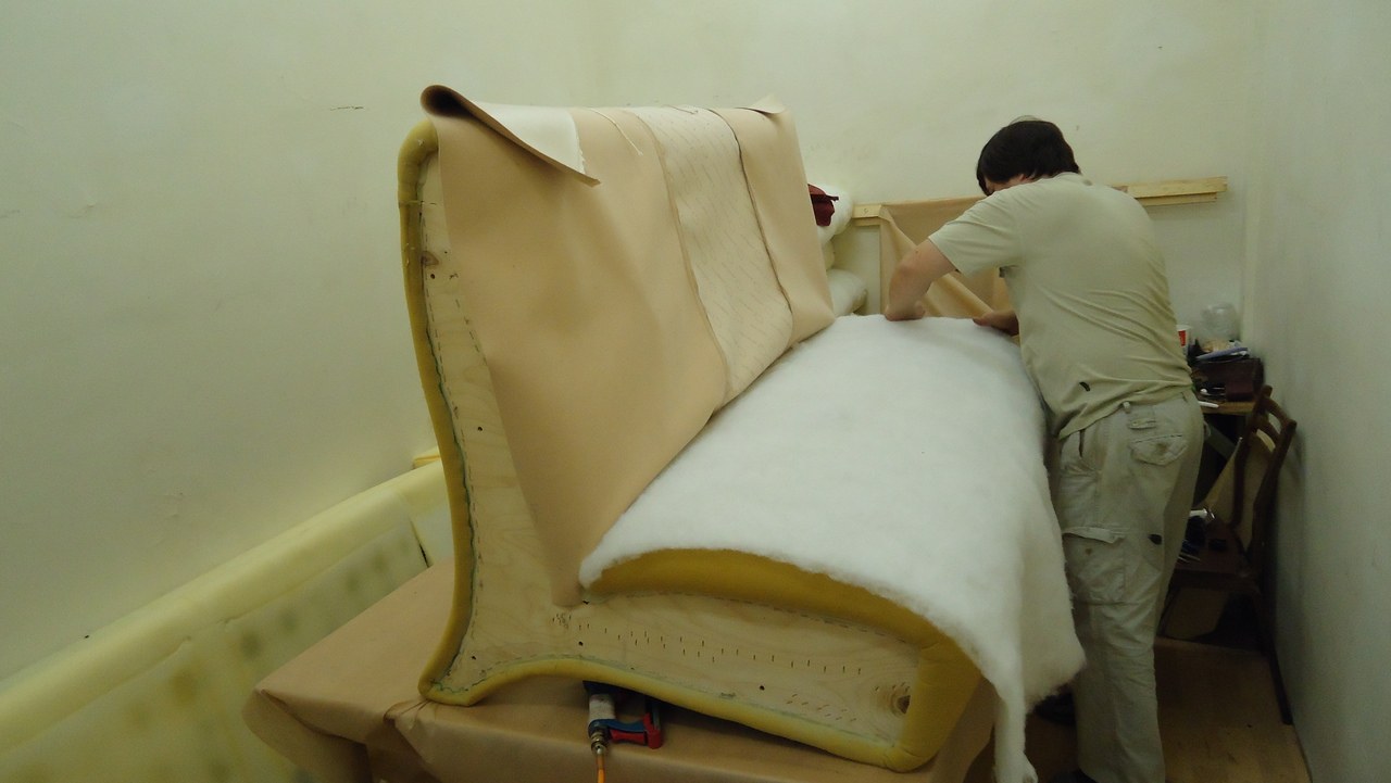 Заменить диван. Сломанный диван. Заменить диван. Сломалось механизм на угловом диване. Обивка мягкой мебели.