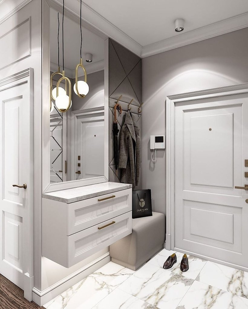 Прихожая в светлых тонах