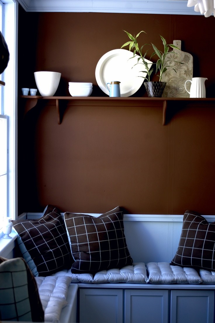 Шоколадные стены в интерьере