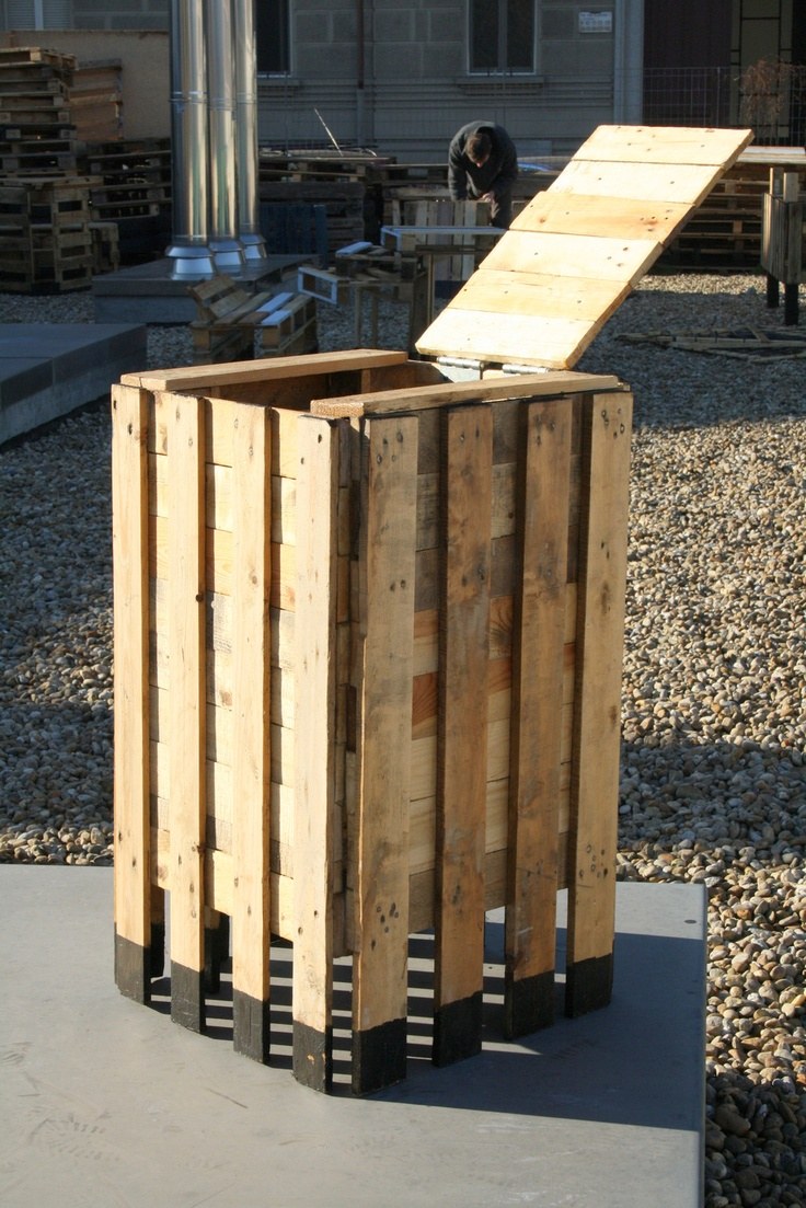 Мусорный ящик из дерева