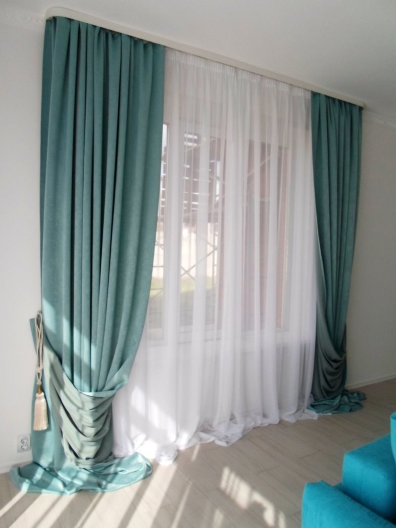 Бирюзовые шторы для зала