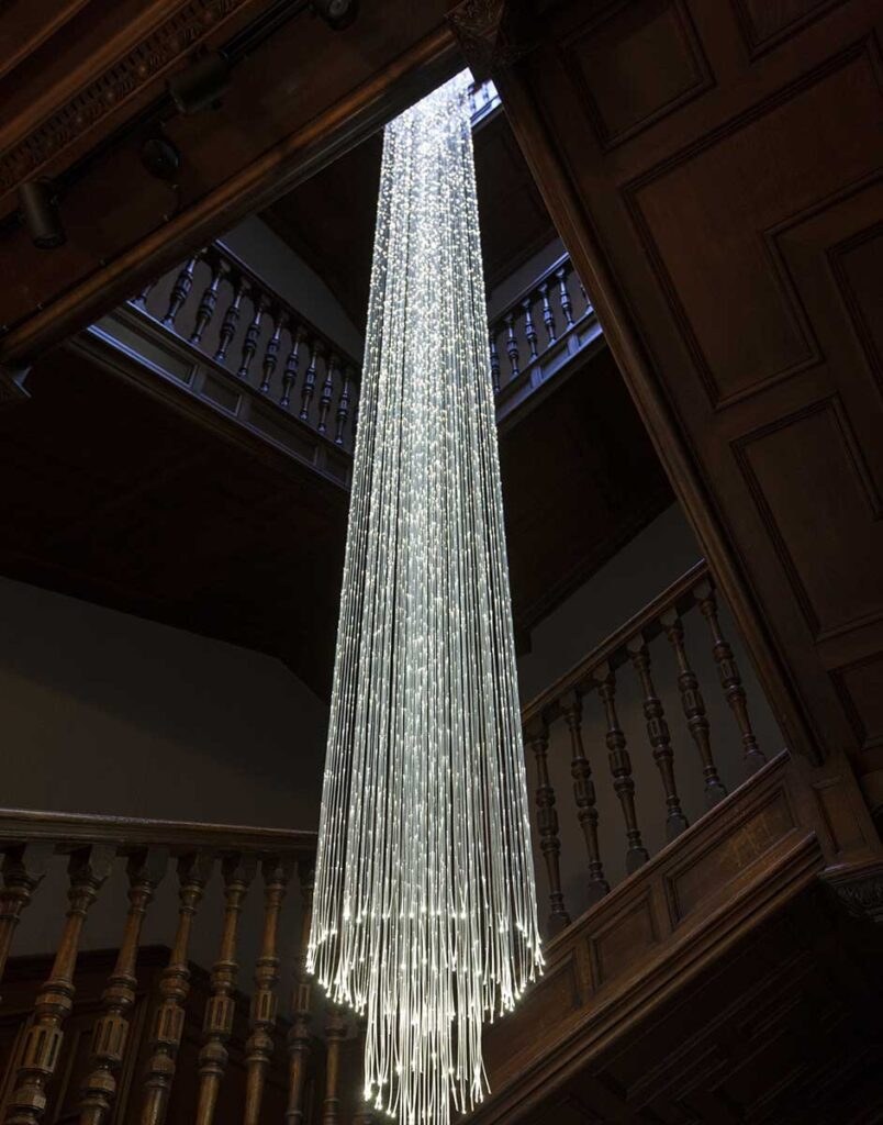 Люстра длинная