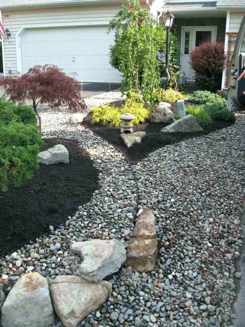 Мульчирование клумбы гравием