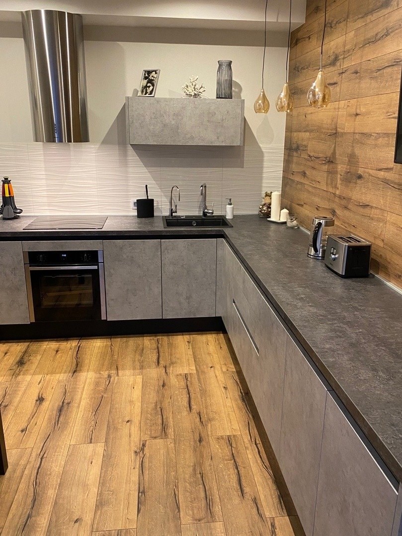 Кухня бетон и дерево угловая