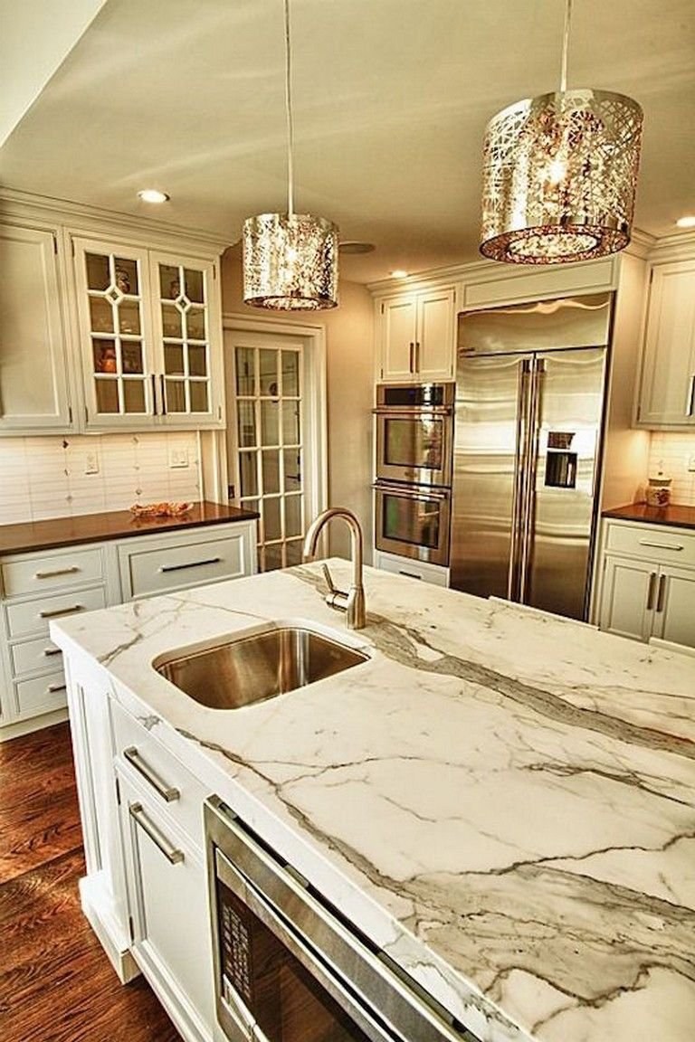 Кухня с мраморной столешницей в интерьере