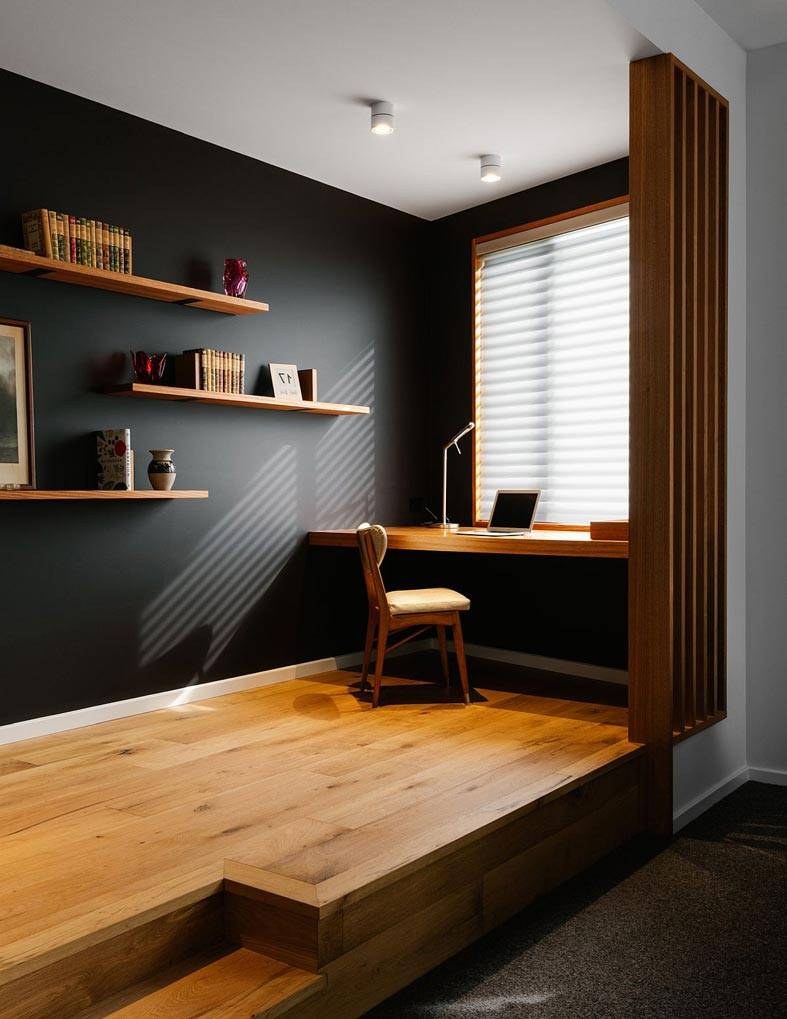 Стены комнат дерево черное