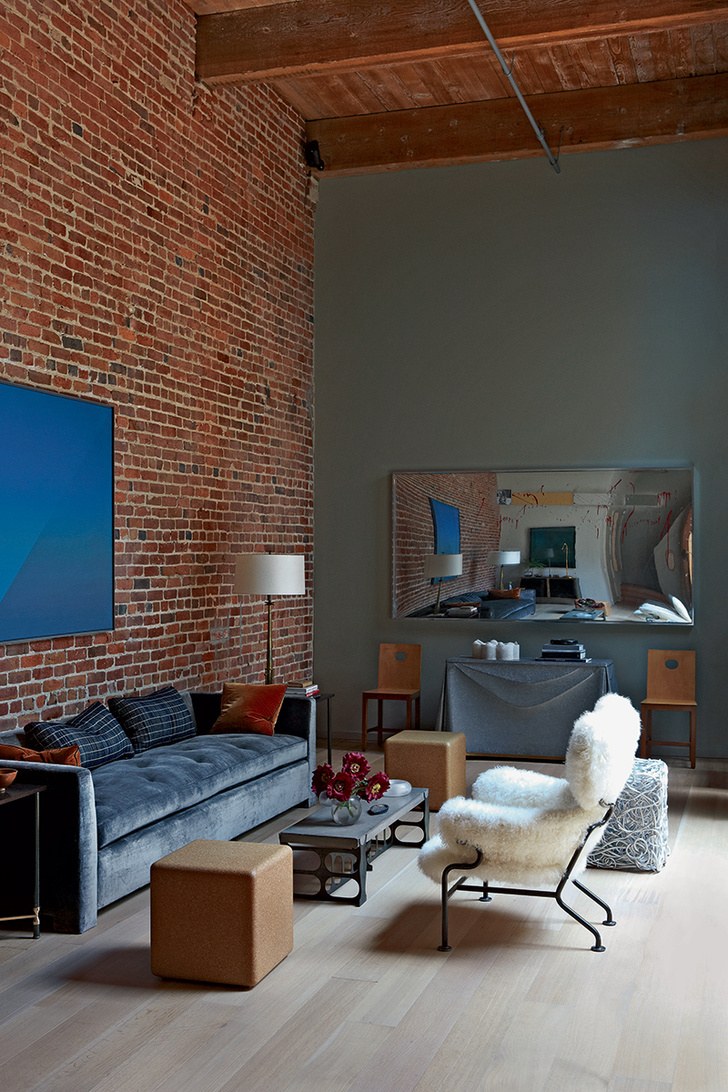 Кирпич в интерьере гостиной
