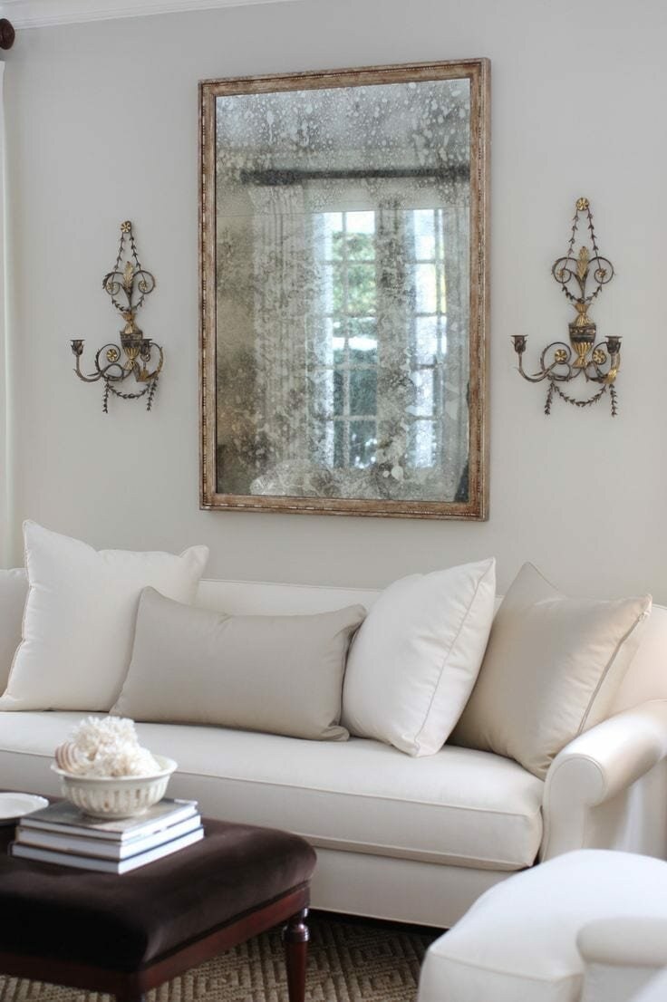 Интерьерные зеркала над диваном