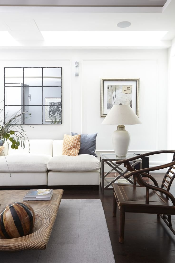 Гостиная с белыми стенами