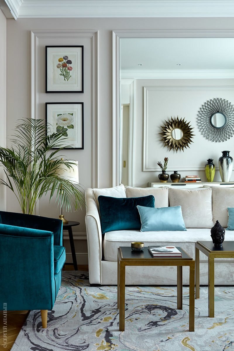 Зеркало над диваном в интерьере