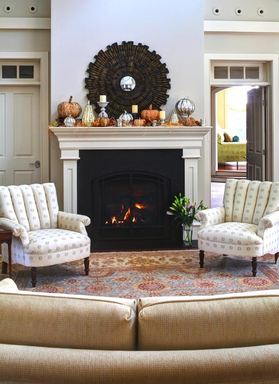 Камин и кресло в интерьере