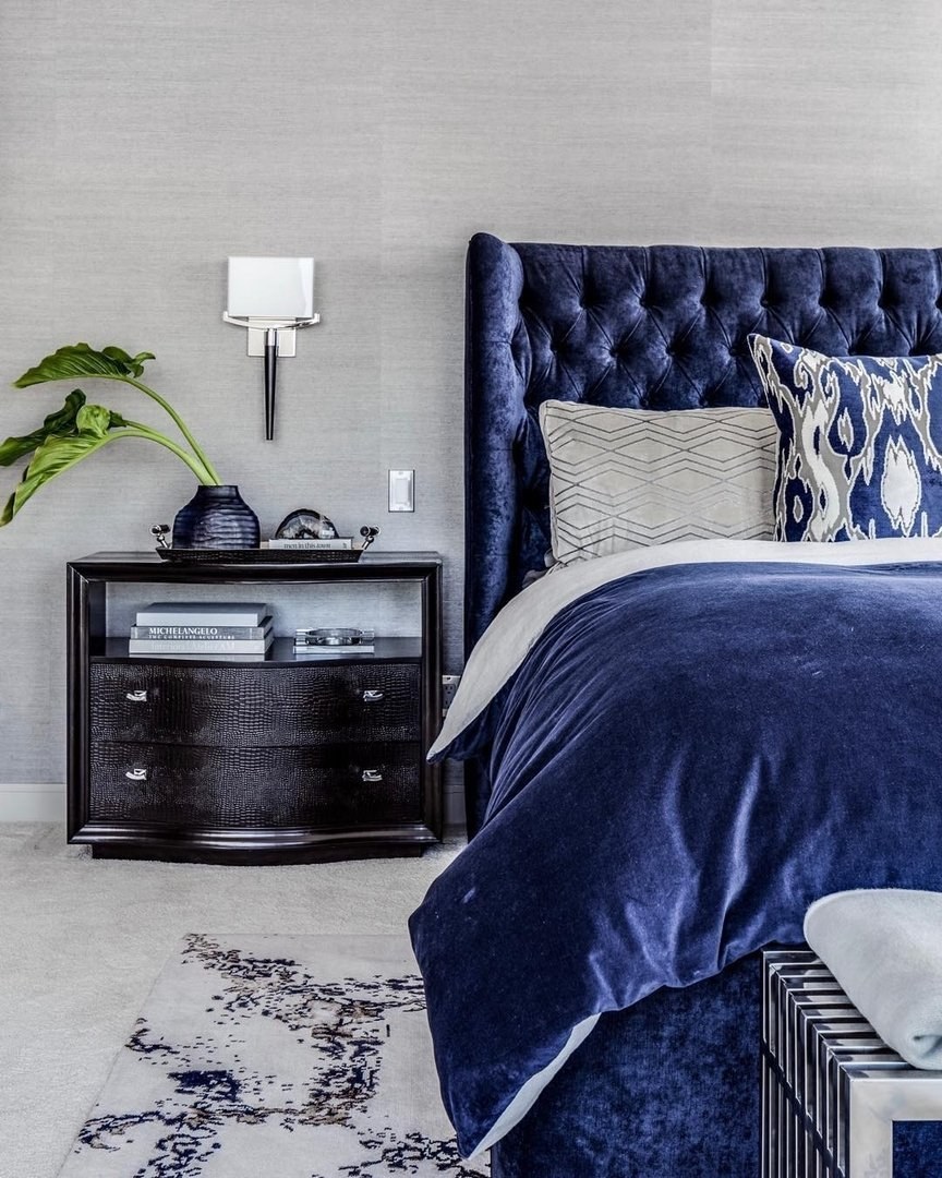 Синяя кровать в интерьере спальни
