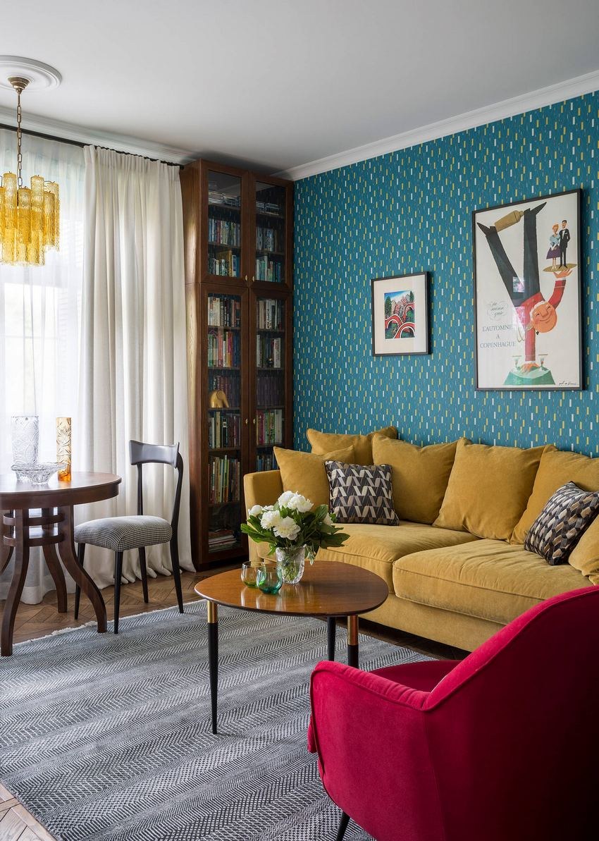 Желтый диван в интерьере гостиной