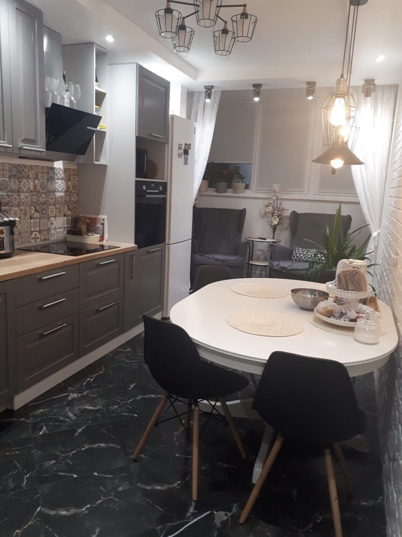 Большая кухня с объединенным балконом