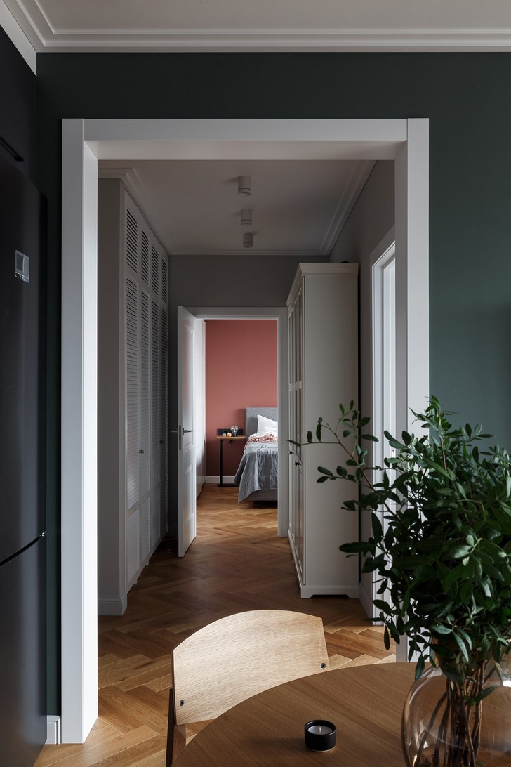 Фото прихожей в современном стиле в квартире с узким коридором