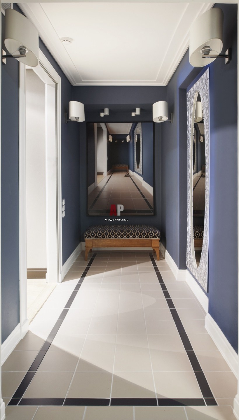 Узкая прихожая перед дверью