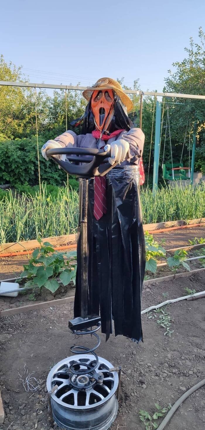 Чучело с рулем для огорода