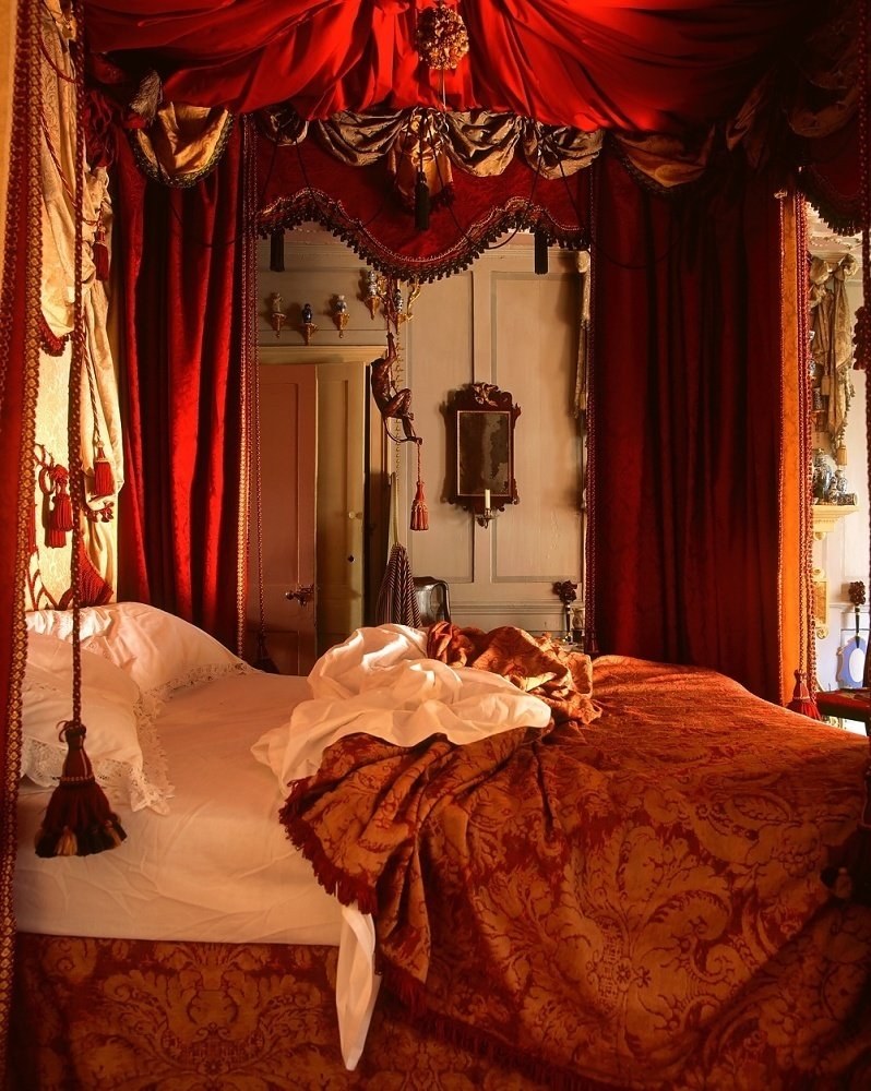 Спальня в королевском стиле