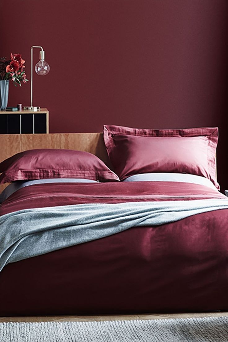 Бордовые стены