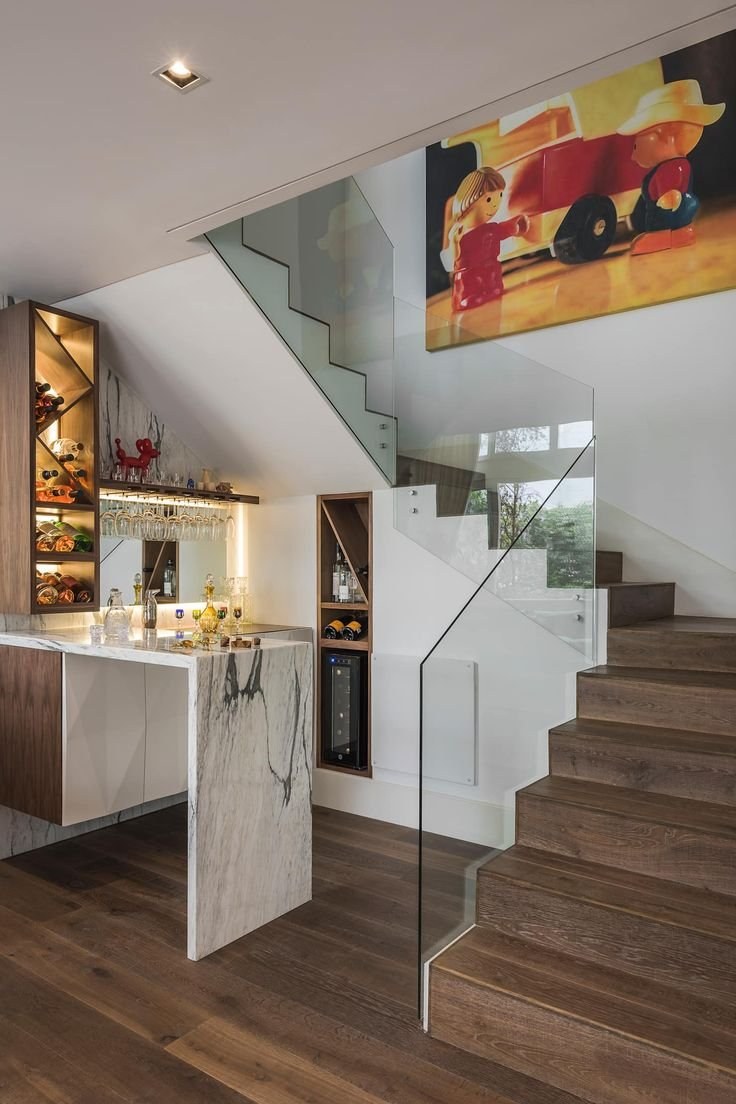 Кухня под лестницей в деревянном доме