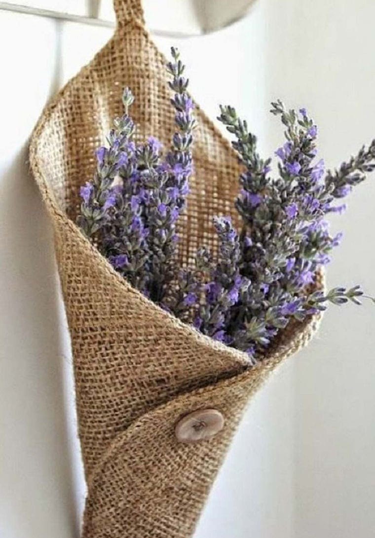 Декор растений с мешковиной