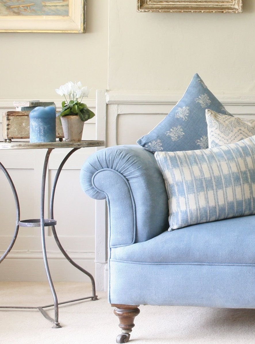 Светло голубой диван