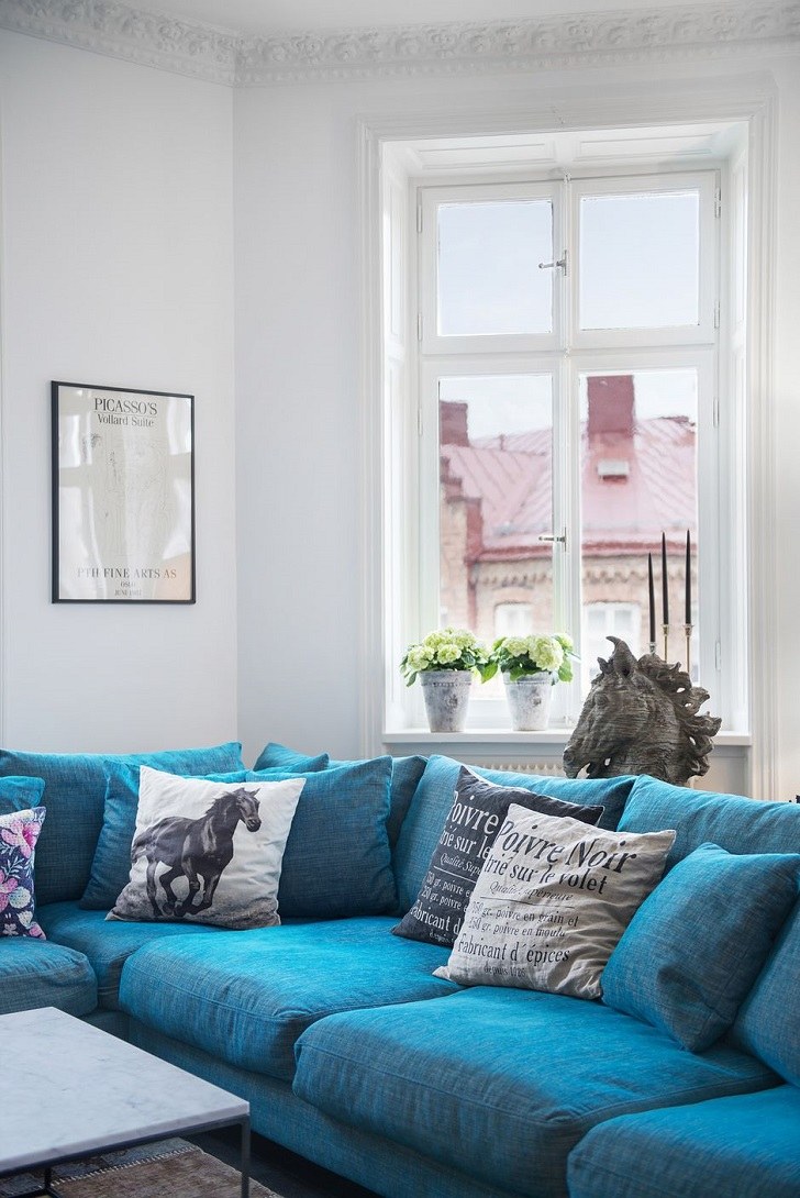 Бирюзовые подушки на диван