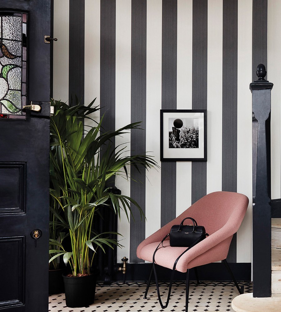 Полоски на стене в интерьере