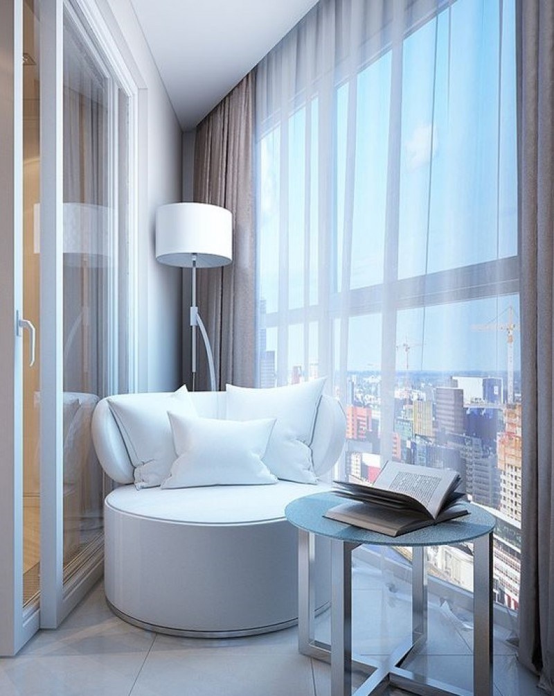 Интерьер лоджии с панорамными окнами