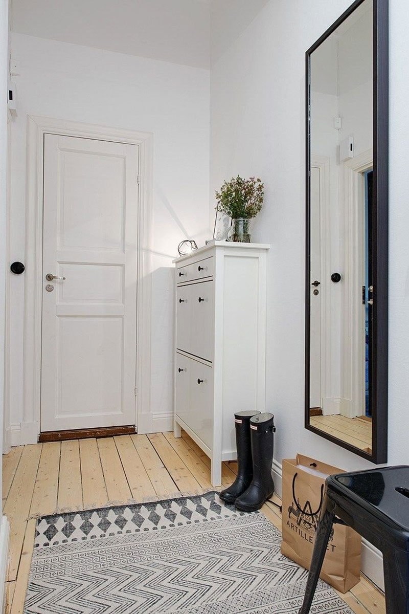 Узкая прихожая в стиле Сканди