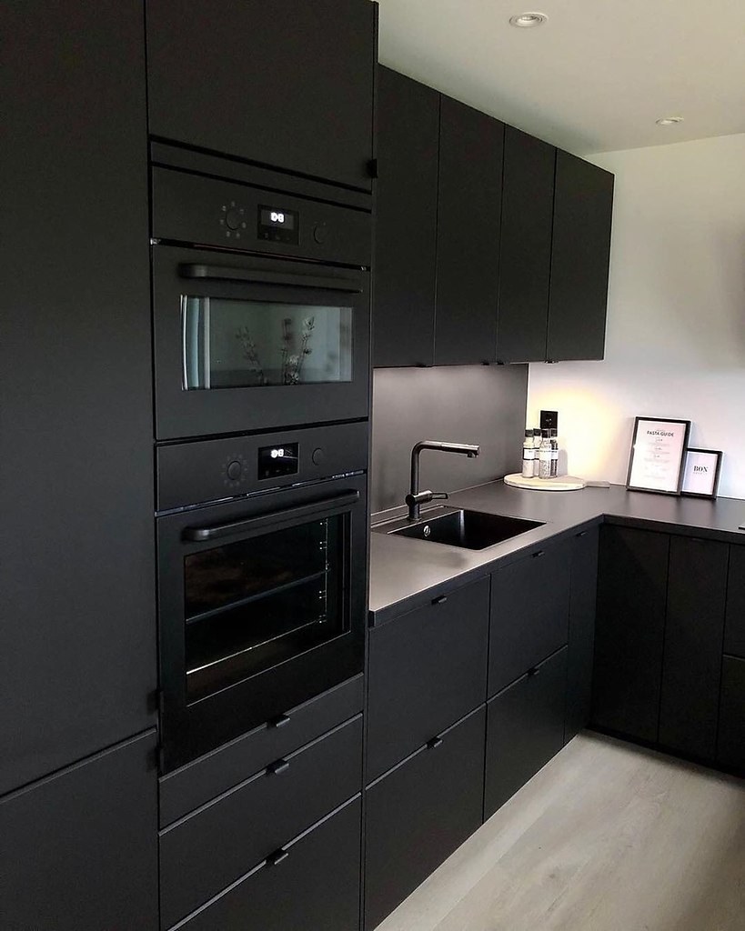 Черная матовая кухня