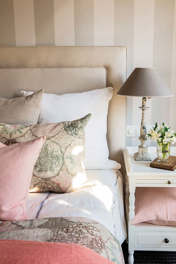 Декоративные подушки на кровать