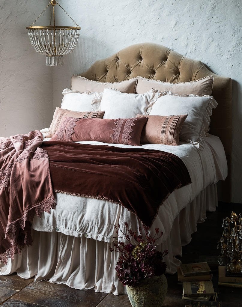 Декоративные подушки на кровать