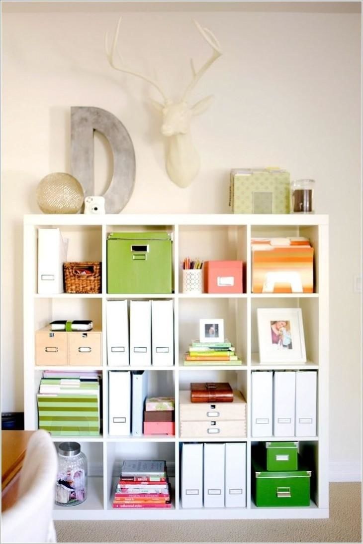 Открытый стеллаж с коробками