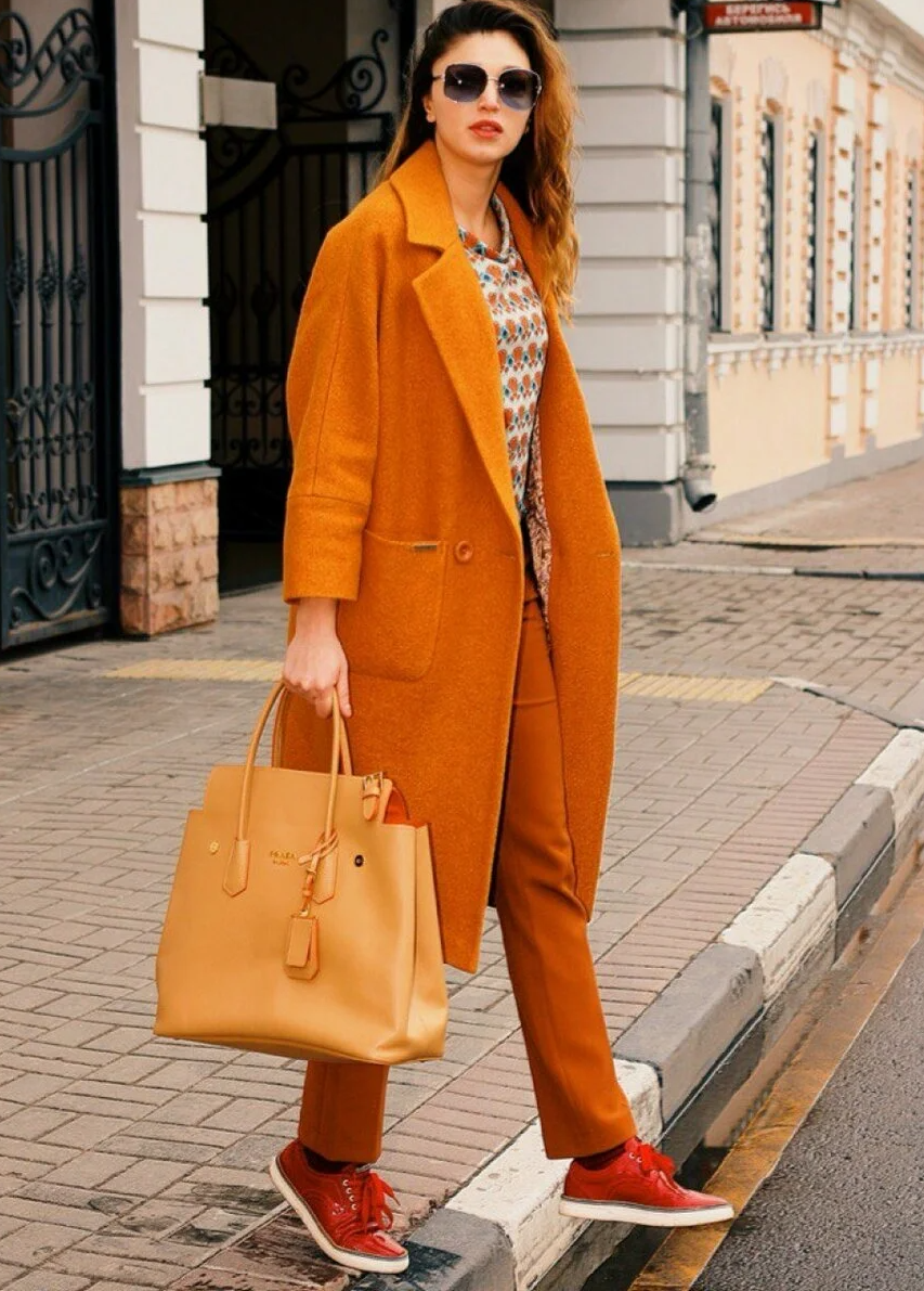 Пальто оранжевого цвета