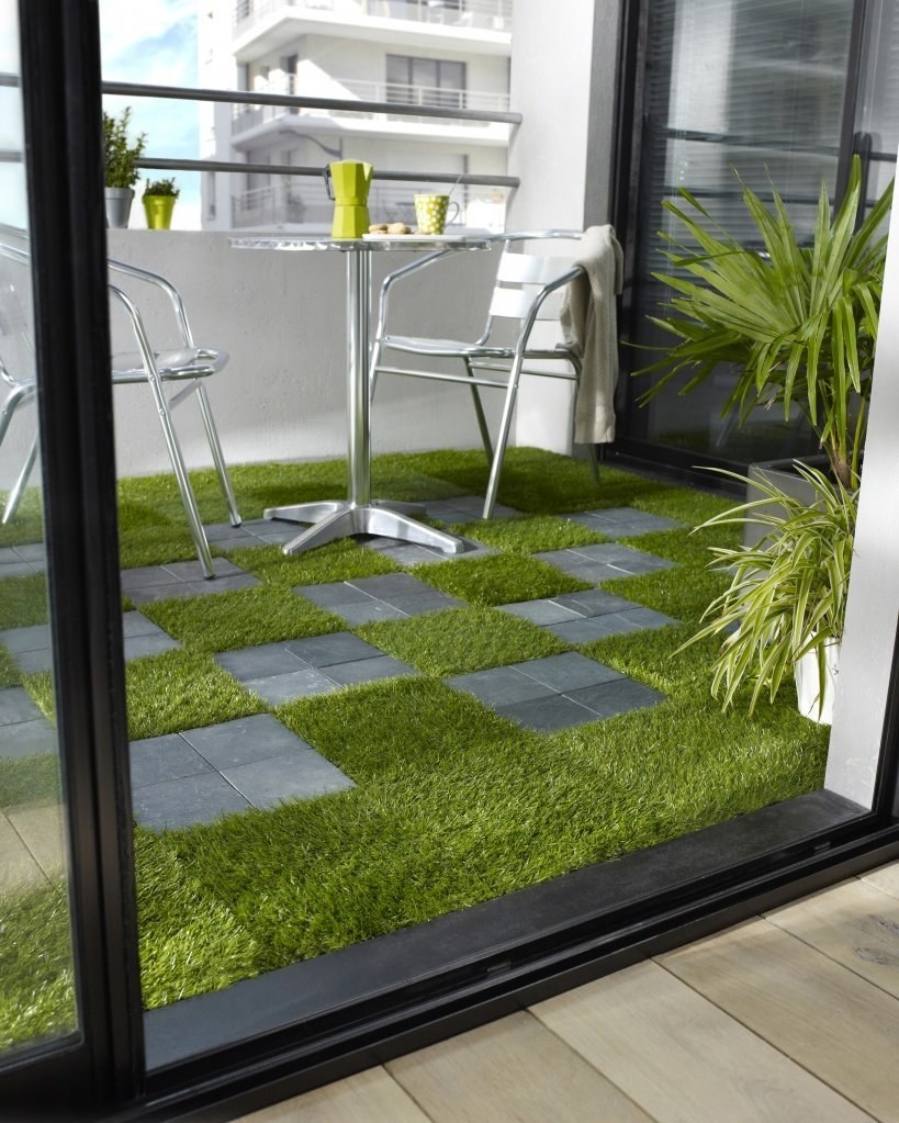Искусственный газон на балконе
