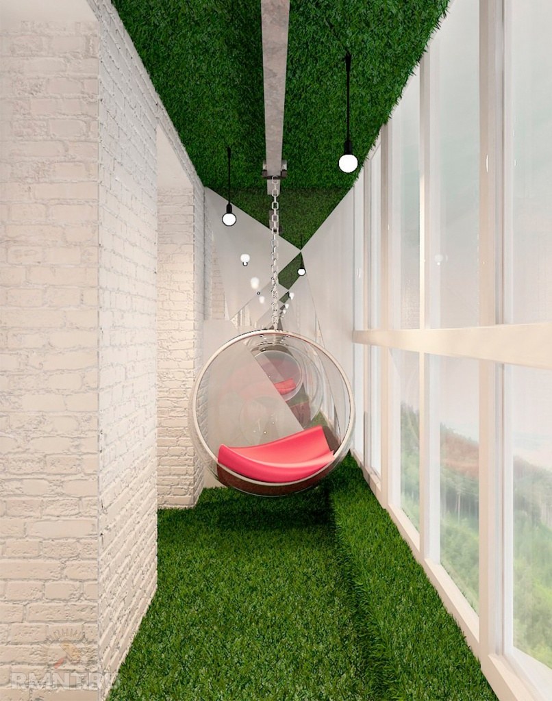 Искусственный газон на стене балкона