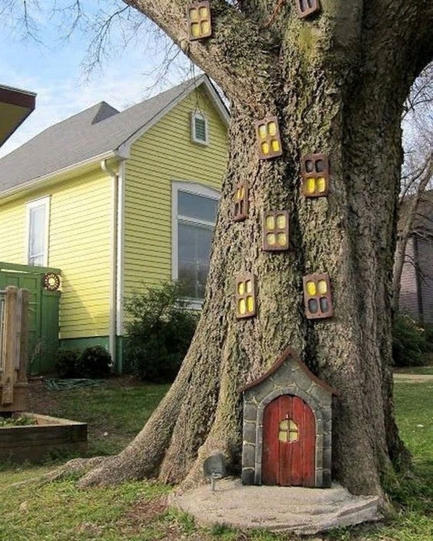 Украшение ствола дерева в саду