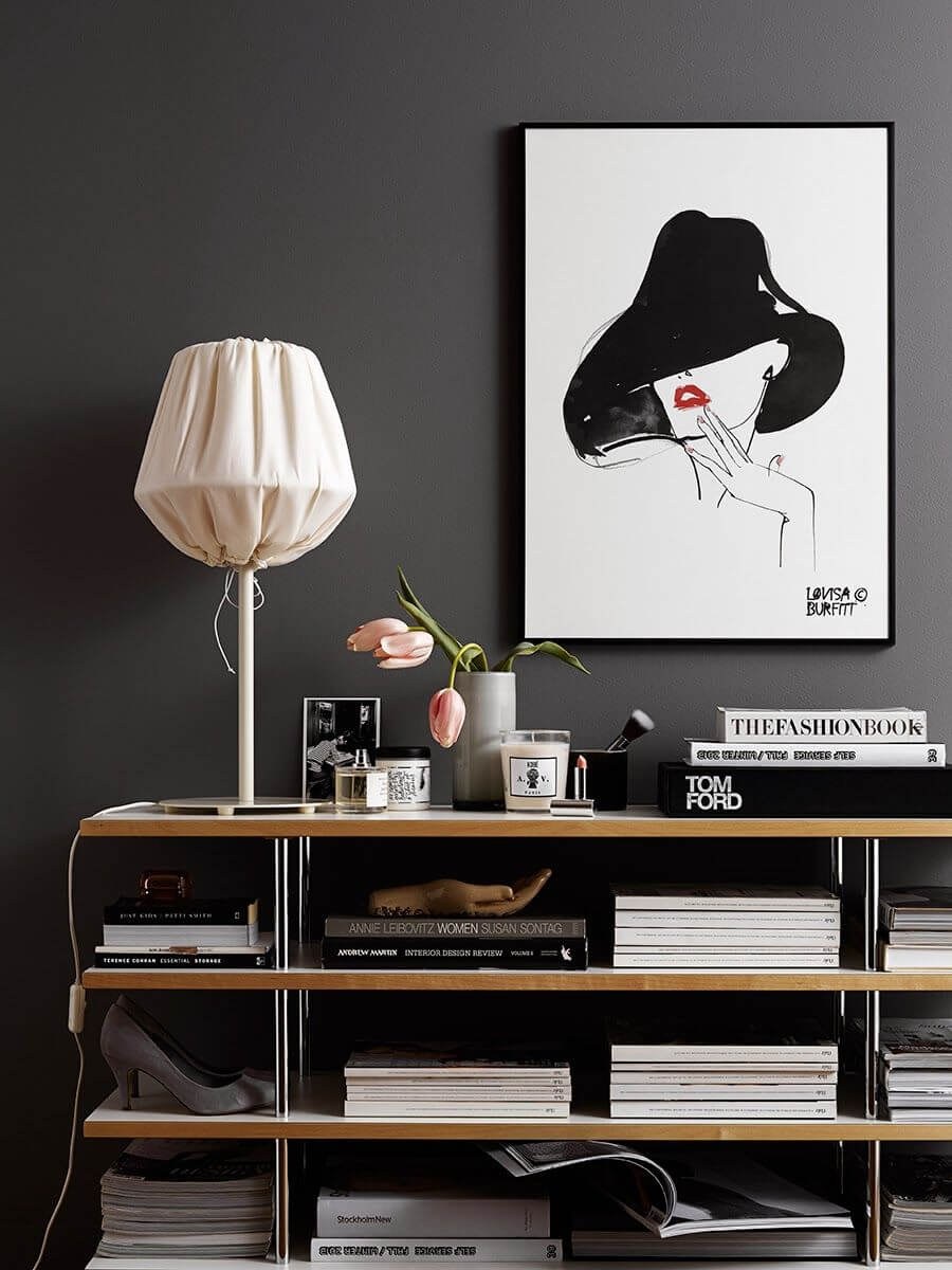 Постеры на полке в интерьере